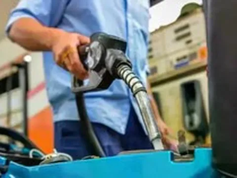 Giá xăng tăng, vượt hơn 23.000 đồng/lít