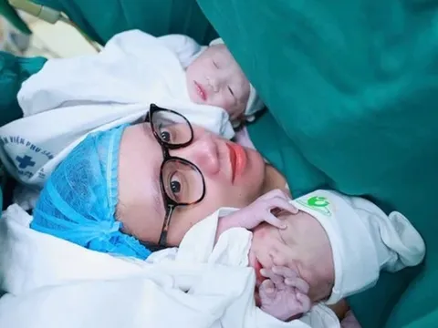 Hi hữu bé gái song sinh chào đời nguyên túi ối