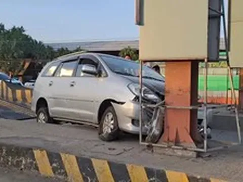 Ô tô chở 6 người mất lái đâm trạm thu phí cao tốc TPHCM - Trung Lương