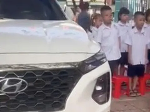 Ô tô đỗ chình ình giữa khu vực học sinh chào cờ, phường yêu cầu làm rõ