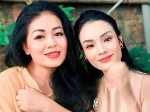 Ca sĩ Anh Thơ thân thiết PGS Tân Nhàn, NSƯT Việt Anh và bạn gái tình tứ