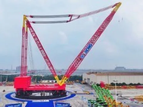 Phát hiện một 'gã khổng lồ' vừa rời nhà máy, có thể nhấc bổng vật thể nặng tới 14.000 tấn, thực hiện nhiệm vụ đặc biệt