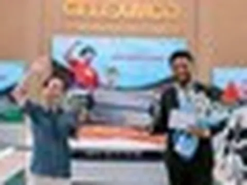 Chủ tịch Geleximco Vũ Văn Tiền đích thân trao xe cho Xuân Son