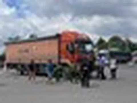 Va chạm giữa ô tô tải và xe máy, người phụ nữ cùng 2 trẻ nhỏ tử vong thương tâm
