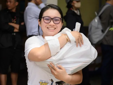 Ngày đầu của năm học mới, phụ huynh TP.HCM vẫn xếp hàng dài mua SGK
