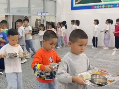 Bữa trưa ở trường đầy áp lực của các em học sinh tiểu học khiến dân mạng lo lắng khi xem