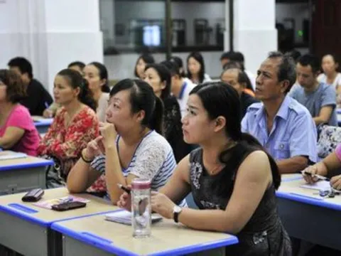 Mẹ Việt có con vào lớp 1 bức xúc ban phụ huynh, đầu năm học đã tự ý mua quà tặng 3 cô, đòi thu quỹ lớp 3 triệu/bé