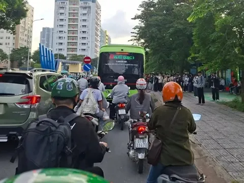 Xe buýt chật ních, sinh viên 'bấm bụng' đi xe ôm đến trường