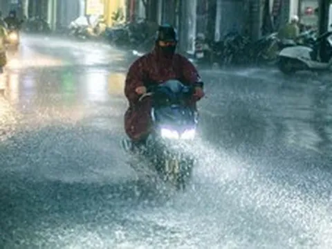 Không khí lạnh đầu mùa áp sát, Hà Nội có mưa lớn kèm sấm sét