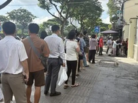 Sau khai giảng, phụ huynh TP.HCM vẫn xếp hàng mua sách giáo khoa cho con
