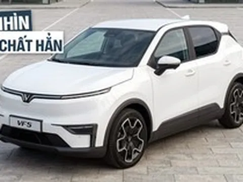 VinFast VF 5 mới lộ diện không che với các điểm nhận diện khác nhau: Dễ có nhiều bản, bản cao cấp có viền chrome 'cánh chim', mâm 2 tông màu sành điệu