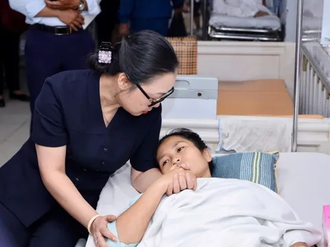 Bộ GD&ĐT tặng bằng khen cô giáo bị xe tải cán khi cứu học sinh