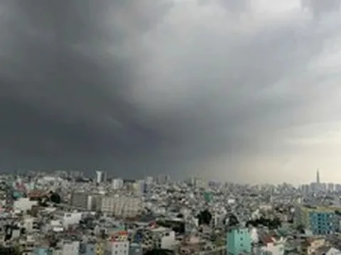 Sấm rền vang trời, một số nơi ở TP.HCM đang mưa to