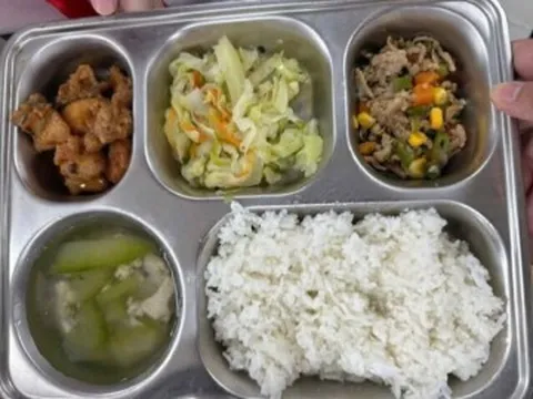 Cơm trưa 35 nghìn đồng của học sinh tiểu học Hà Nội, nhìn kỹ nhiều phụ huynh gửi ảnh cơm trường con mình để so sánh