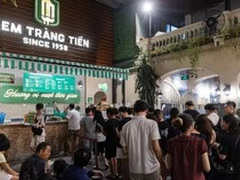 Khách ùn ùn kéo đến trước khi cửa hàng kem Tràng Tiền gần 70 năm tuổi đóng cửa