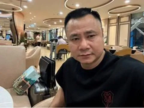 Hình ảnh NSND Tự Long lang thang ở sân bay lúc rạng sáng