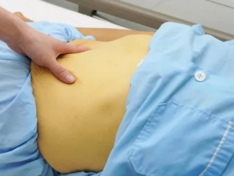 Tin thuốc nam trị đau khớp, người phụ nữ 62 tuổi nhận “cái giá” đắt