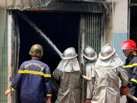 Hà Nội: Dãy nhà cháy dữ dội giữa trưa