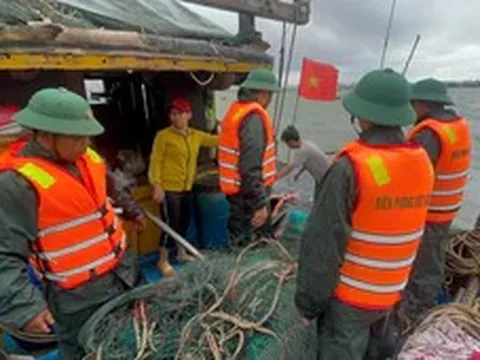 Tàu cá tại Huế chìm, biển Thuận An nhiều đợt sóng lớn trắng xóa