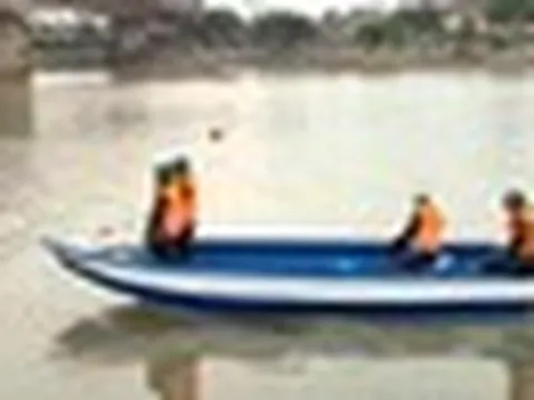 Camera ghi cảnh thiếu tá quân đội lao xuống sông cứu người rồi mất tích