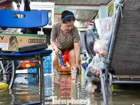 Mưa từ chiều tối, đến trưa hôm sau nhiều nhà dân ở TPHCM vẫn ngập