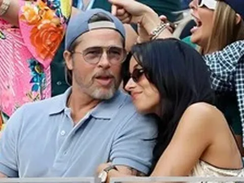 Khán giả vây kín Brad Pitt và bạn gái kém 29 tuổi