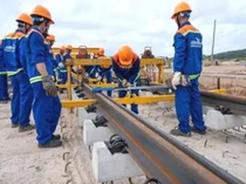 Tăng tốc lắp ray tàu điện đầu tiên ở Phú Quốc