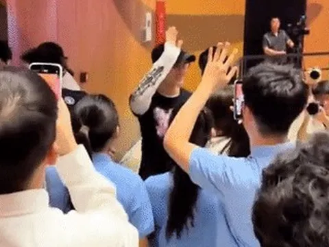 Diễn viên Huỳnh Hiểu Minh được sinh viên vây kín ngày nhập học tiến sĩ