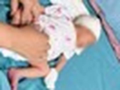 Bé gái sơ sinh bị bỏ trước cửa nhà dân kèm mảnh giấy nhắn "mẹ là sinh viên lầm lỡ"