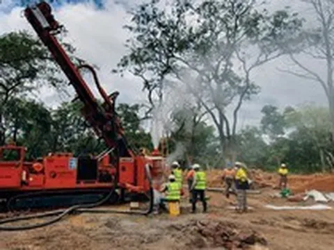 Khoan 6 mét vào lòng đất, phát hiện một dải khoáng hóa chứa vàng kéo dài 1km