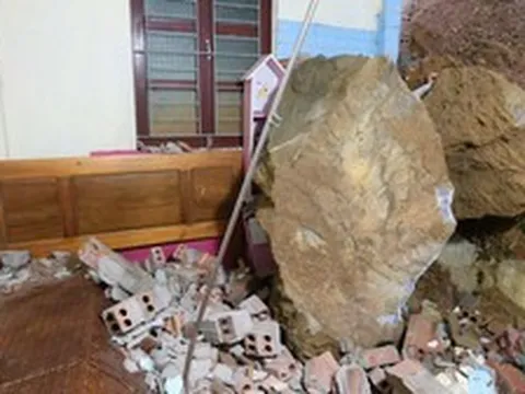 Mưa lớn gây sạt lở nhiều nơi ở Thanh Hoá, khối đá khổng lồ rơi trúng nhà dân
