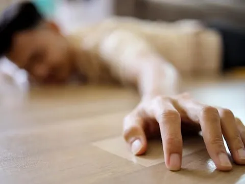 Người đàn ông 20 tuổi tử vong, bác sĩ cảnh báo đừng "ngó lơ" 2 dấu hiệu xuất hiện về đêm