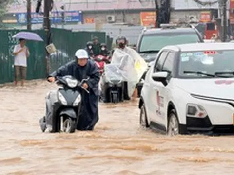 Trưa nay Hà Nội tiếp tục hứng mưa lớn, nguy cơ dông lốc, ngập úng