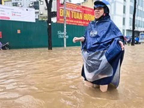 Đường Hà Nội biến thành sông sau cơn mưa lớn, người dân phải lội bộ đi làm
