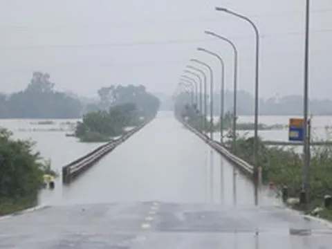 Ngoại thành Hà Nội có nơi ngập gần 1m, cấm xe qua nhiều tuyến đường