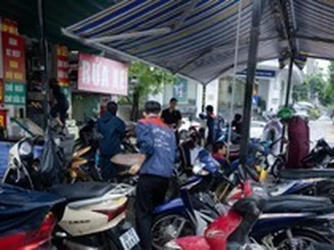 Xe “chết máy” xếp hàng la liệt sau mưa ngập, tiệm sửa xe quá tải: Có người tốn vài triệu đồng