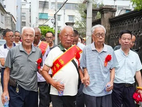 Cụ ông tìm người thân hơn 60 năm, đoàn tụ với 4 anh em ruột khi ngoài 80 tuổi