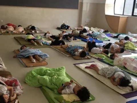 Hiệu trưởng khoe cảnh ngủ trưa kỳ lạ của học sinh tiểu học, phụ huynh tấm tắc khen