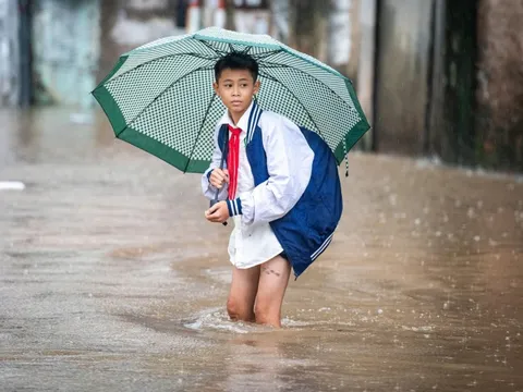Thêm trường ở Hà Nội cho nghỉ, chuyển học online vì mưa lớn