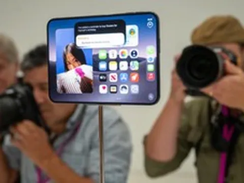 iPhone gập đang tạo ra một thị trường phụ kiện hoàn toàn mới