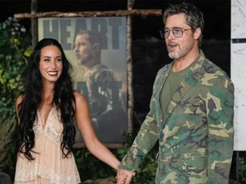 Brad Pitt nắm tay bạn gái kém 27 tuổi không rời giữa lúc gặp chuyện buồn