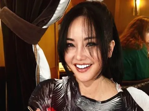 Diva Hồng Nhung trẻ không ngờ ở tuổi 56, con trai Vân Dung tình cảm bên bạn diễn