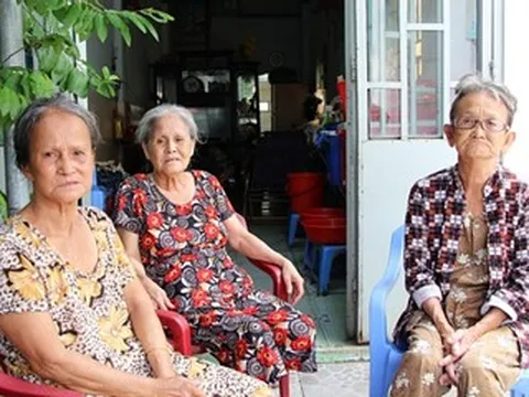 3 chị em lớn tuổi sống chung nhà, chăm nhau lúc đau bệnh, bớt cô đơn