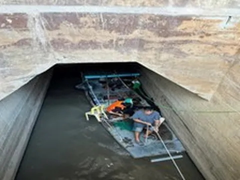 Giải cứu 2 người mắc kẹt trong ống cống ở Hà Nội