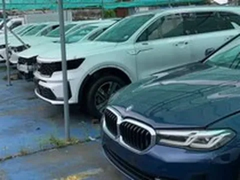 Lô xe ô tô ngập nước lên sàn đấu giá không có khách mua