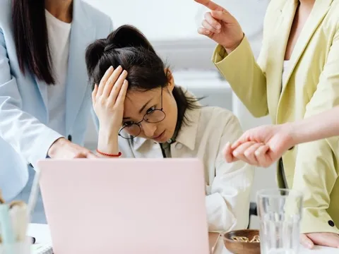 Đặt ranh giới để giáo viên không phải trả lời tin nhắn phụ huynh 24/7