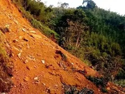 Thái Nguyên: Sạt lở trên Quốc lộ 3B, cấm xe tải trọng trên 2,5 tấn