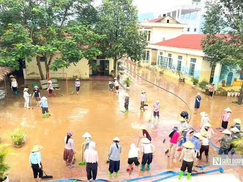 Giáo viên mầm non ở lại trường, đội đèn dọn vệ sinh sau lũ đón trẻ