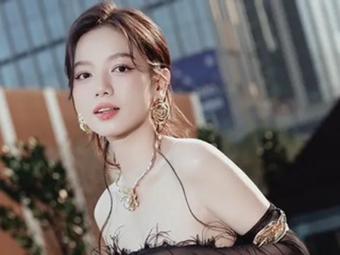 Lê Hạ Anh sau phim 700 tỷ được săn đón, ngày càng gợi cảm và không vội kết hôn