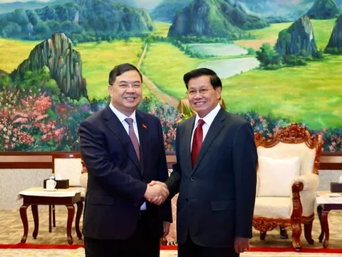 Phó Thủ tướng Phạm Gia Túc chào Tổng Bí thư, Chủ tịch nước và Thủ tướng Lào